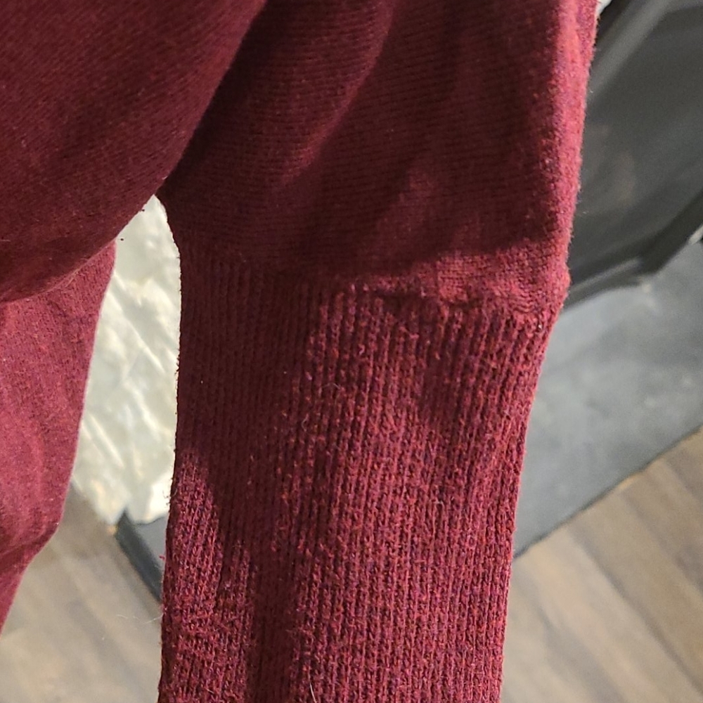 American eagle Burgundy vneck sweater - Picture 2 of 8